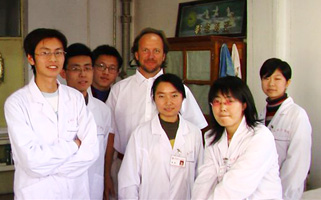 Prof. Dr. Traxler mit jungen Kollegen